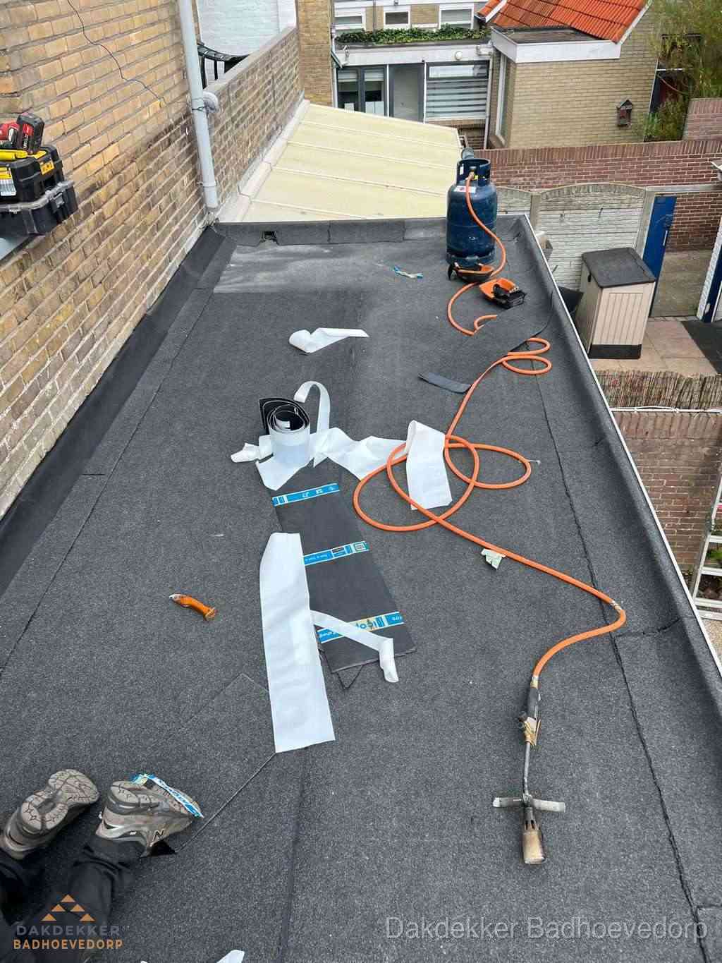 Dakdekker brengt EPDM dakbedekking aan op plat dak in Badhoevedorp