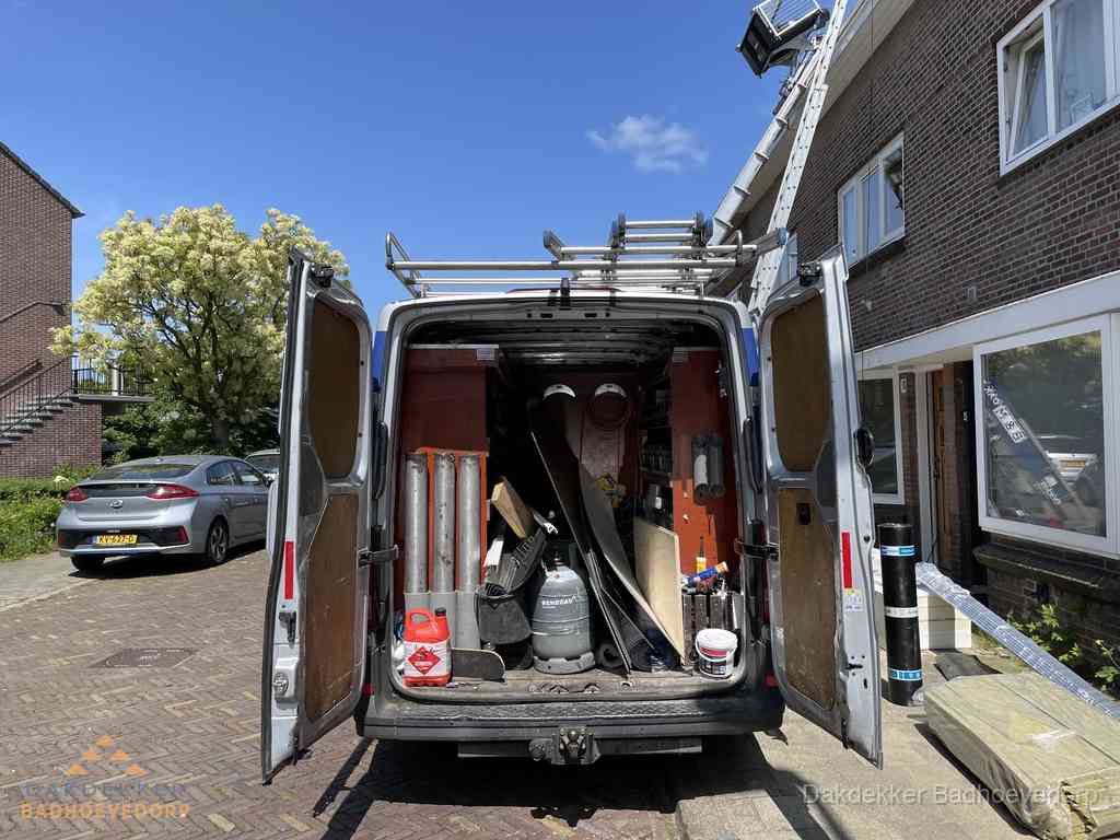 Spoed dakdekker bus met gereedschap en ladder bij woning in Badhoevedorp