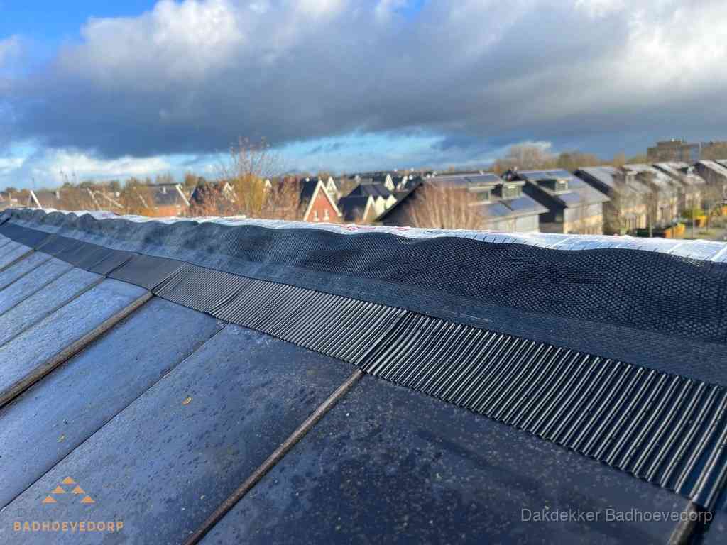Dakisolatie bij de nok met ventilatieprofiel op schuin dak in Badhoevedorp