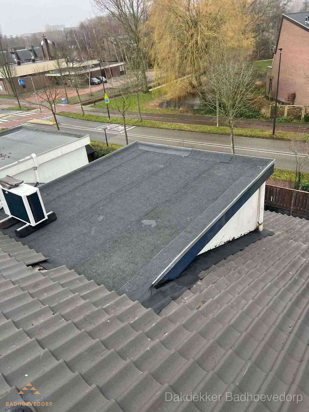 Plat dak met bitumen isolatie en dakbedekking in Badhoevedorp