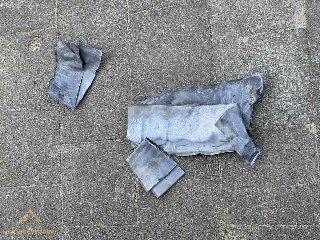 Oude verwijderde loodslabben na vervanging in Badhoevedorp